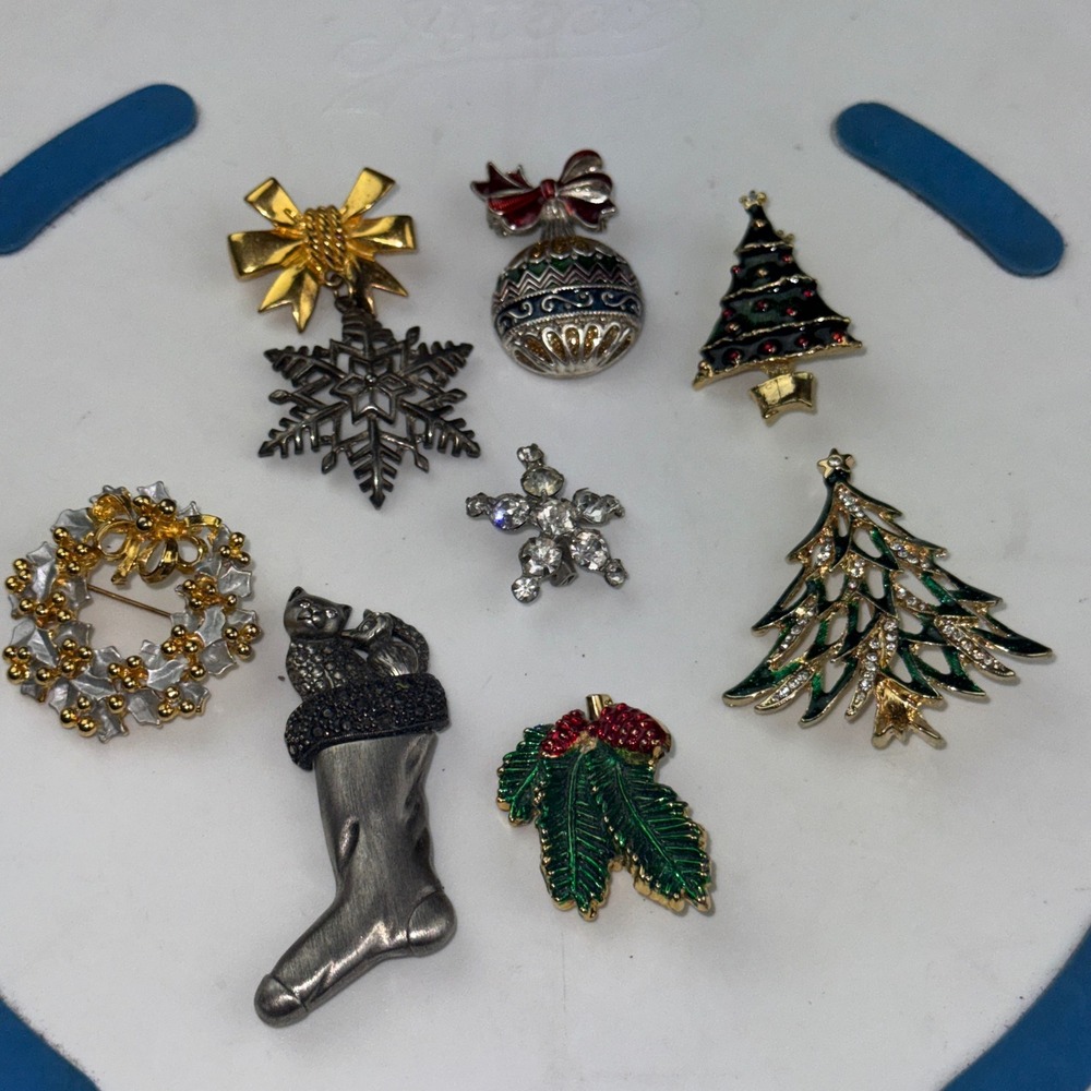 Vintage Christmas Brooch Pin Lot 8pc Holiday Trees Wreath Snowflake Stocking Cat